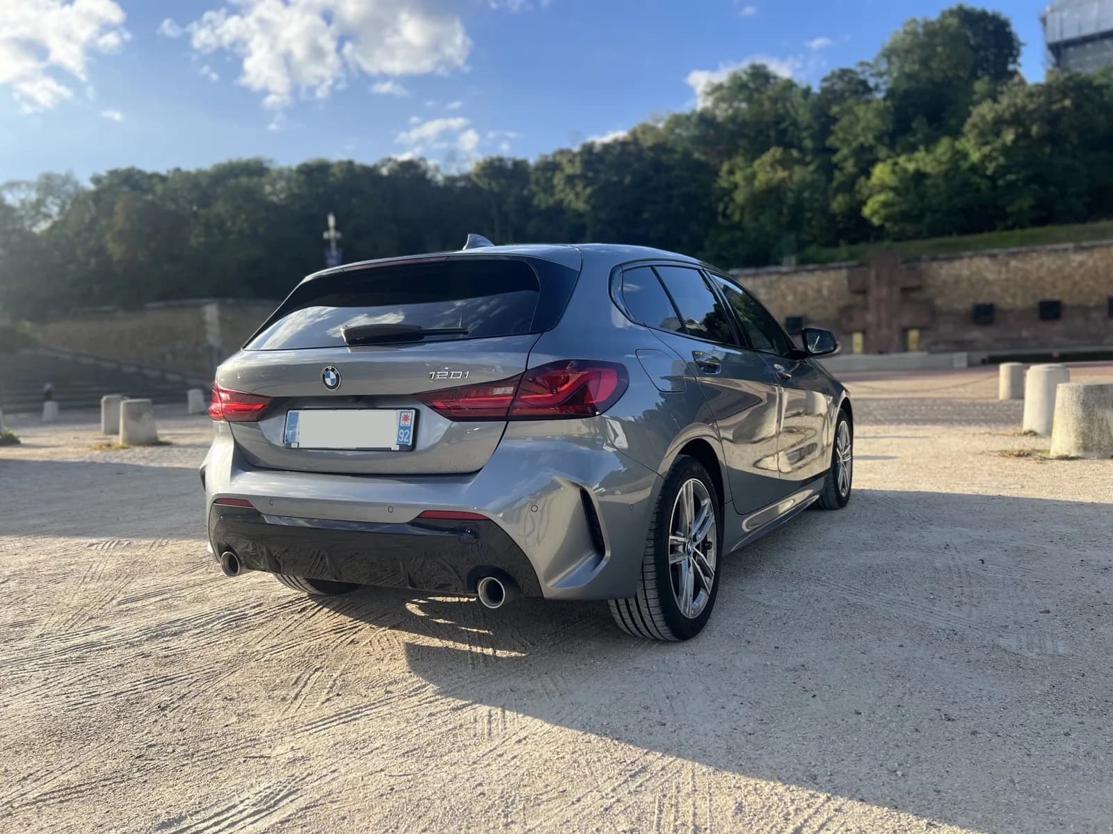 BMW Série 1 2023 gris Storm Bay, finition M Sport, vue 3/4 avant — miniature 4