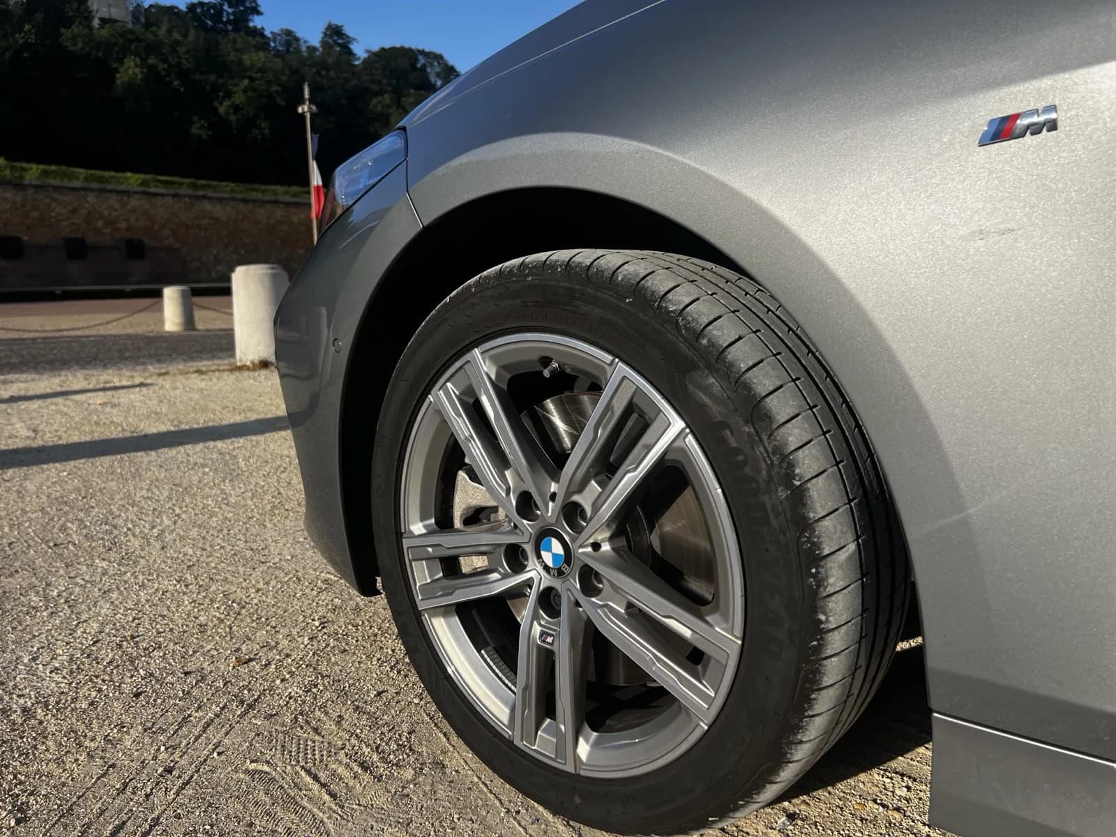 BMW Série 1 2023 gris Storm Bay, finition M Sport, vue 3/4 avant — miniature 8