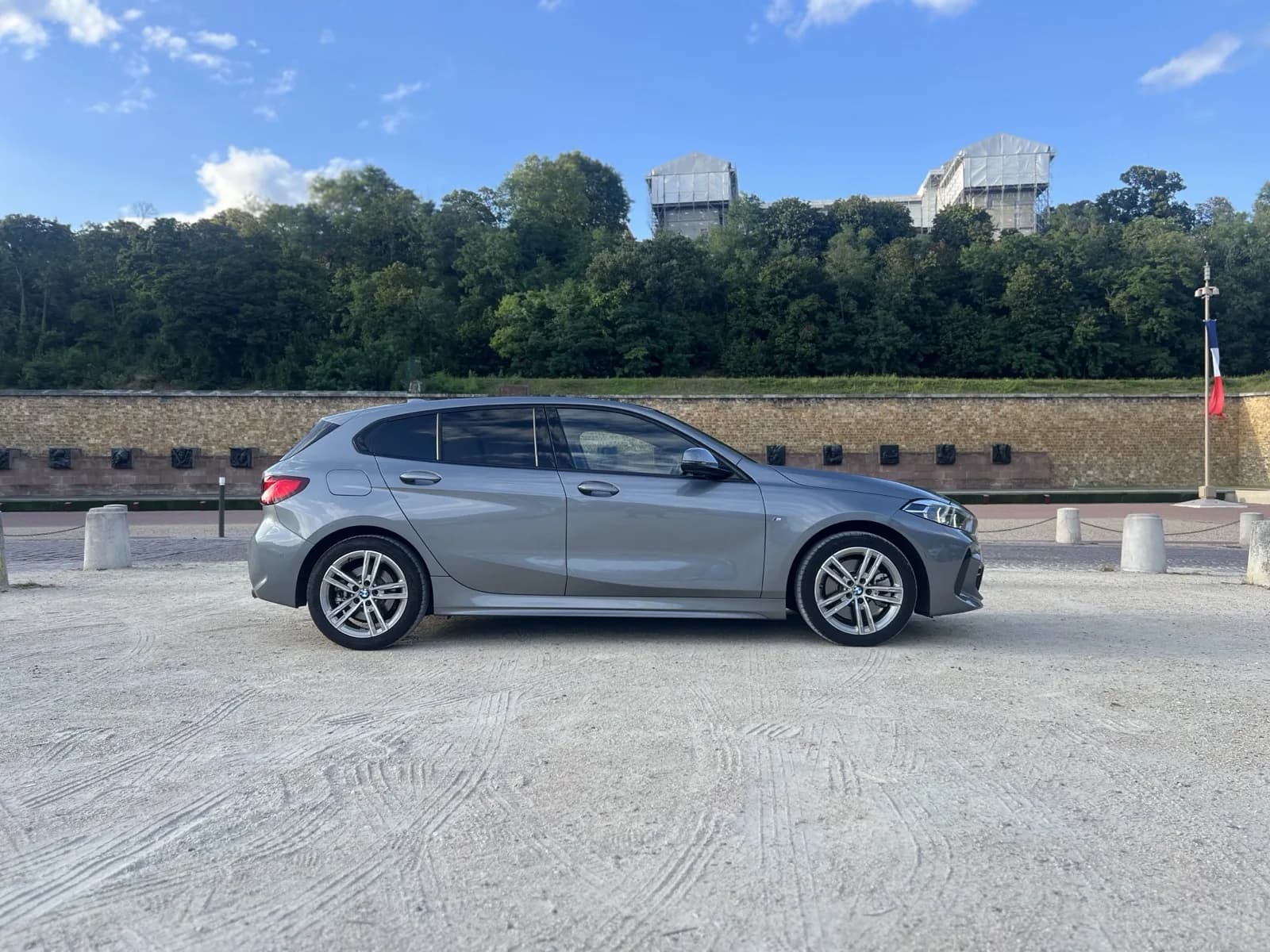 BMW Série 1 2023 gris Storm Bay, finition M Sport, vue 3/4 avant — miniature 3