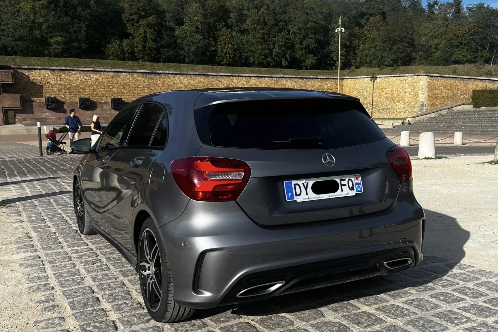 Mercedes-Benz Classe A gris montagne, finition Fascination AMG Line, vue 3/4 avant — miniature 2