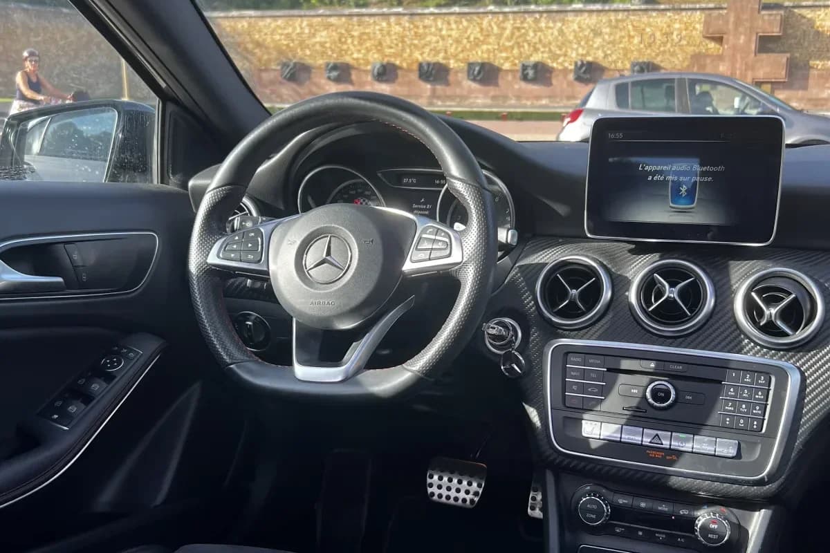 Mercedes-Benz Classe A gris montagne, finition Fascination AMG Line, vue 3/4 avant — miniature 4