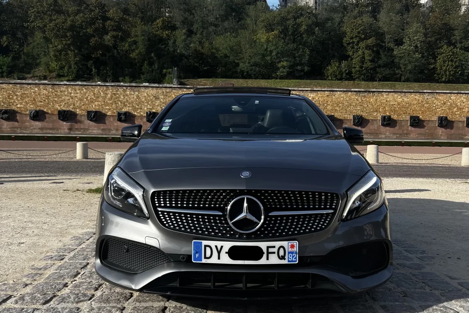 Mercedes-Benz Classe A gris montagne, finition Fascination AMG Line, vue 3/4 avant — miniature 6