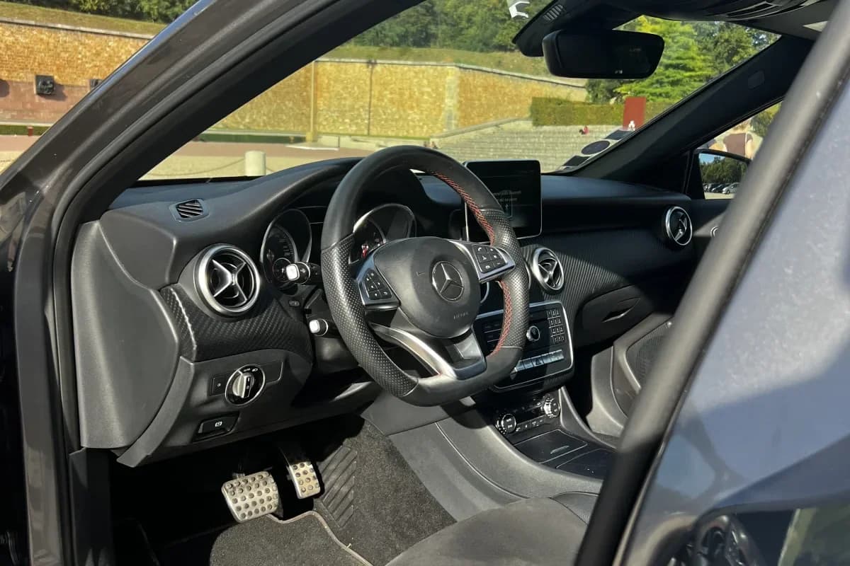 Mercedes-Benz Classe A gris montagne, finition Fascination AMG Line, vue 3/4 avant — miniature 5