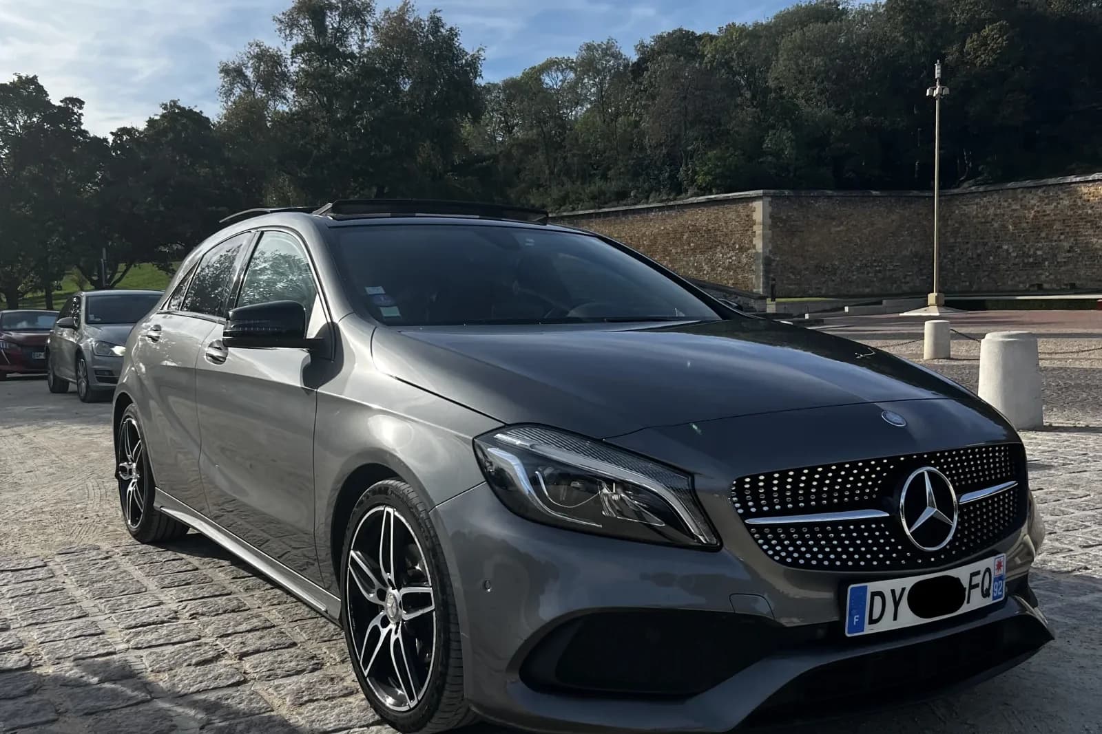 Mercedes-Benz Classe A gris montagne, finition Fascination AMG Line, vue 3/4 avant — miniature 3