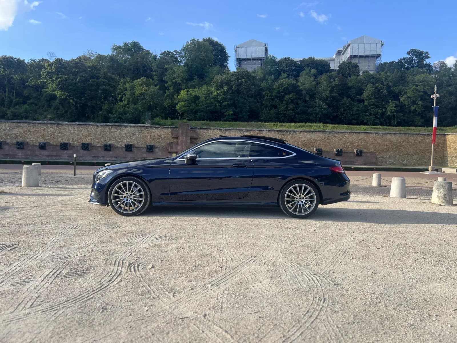 Mercedes-Benz Classe C Coupé bleu nuit cavansite, finition Fascination AMG Line, intérieur cuir cognac — miniature 3
