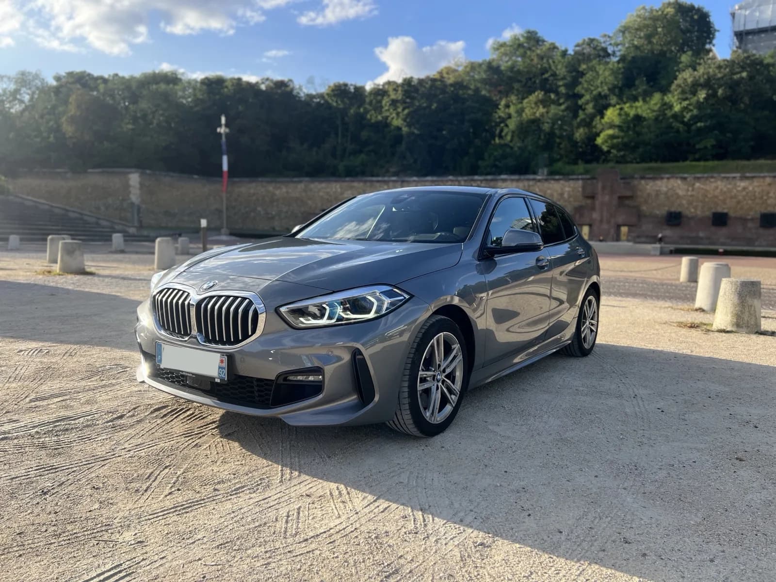 BMW Série 1 2023 gris Storm Bay, finition M Sport, vue 3/4 avant