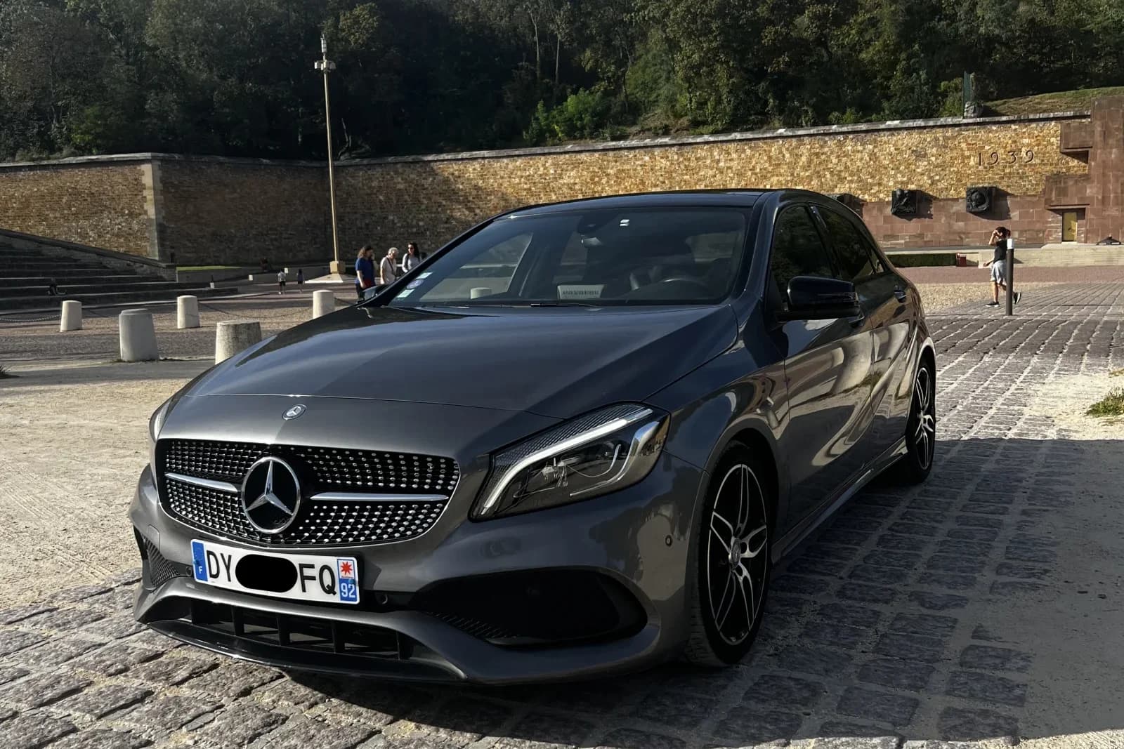 Mercedes-Benz Classe A gris montagne, finition Fascination AMG Line, vue 3/4 avant