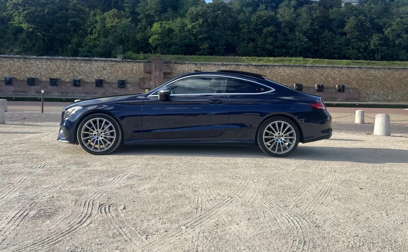 Mercedes-Benz Classe C Coupé bleu nuit cavansite, finition Fascination AMG Line, intérieur cuir cognac