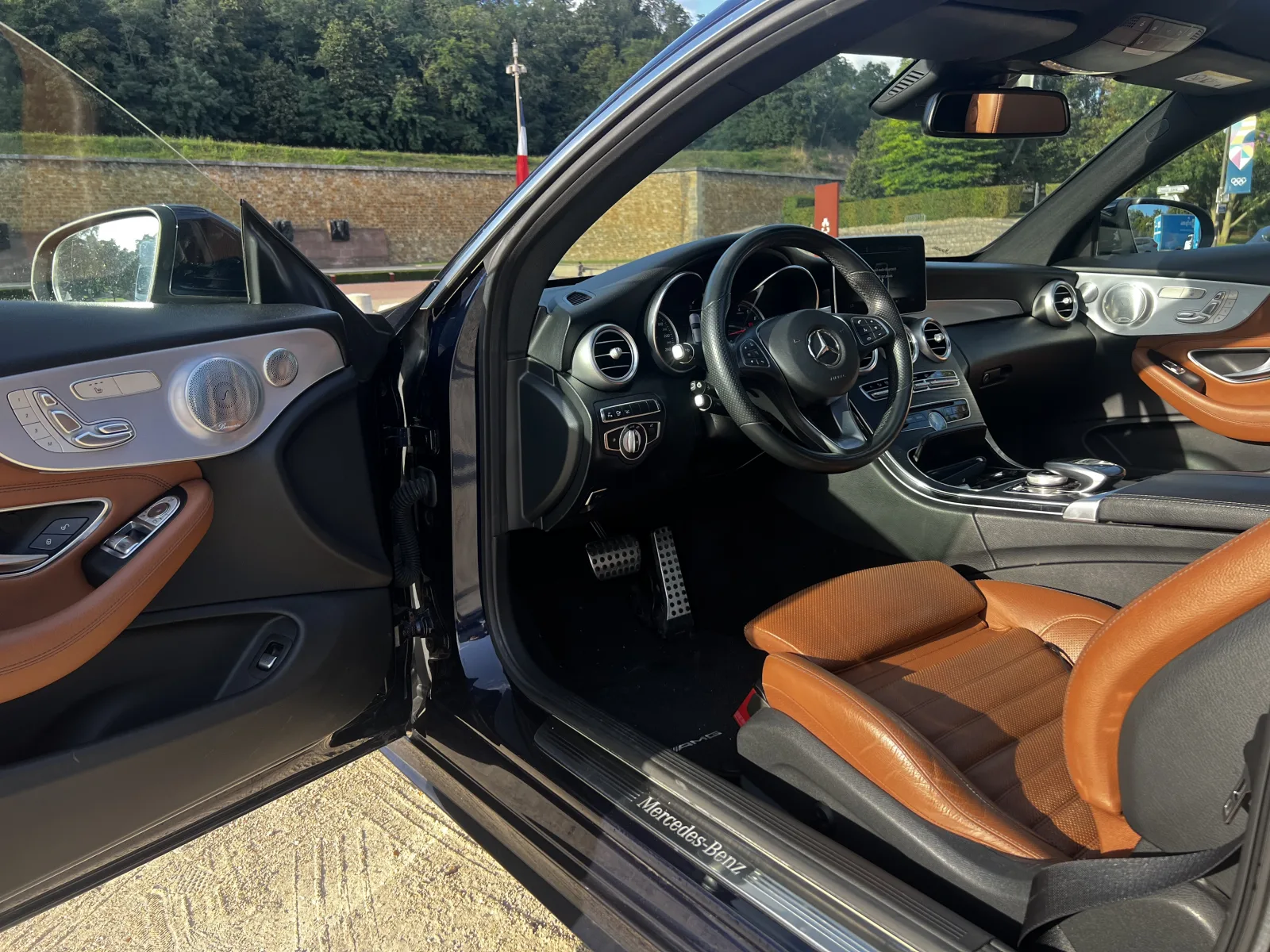 Intérieur cuir cognac de la Mercedes Classe C Coupé, l'écrin parfait pour un moment à deux