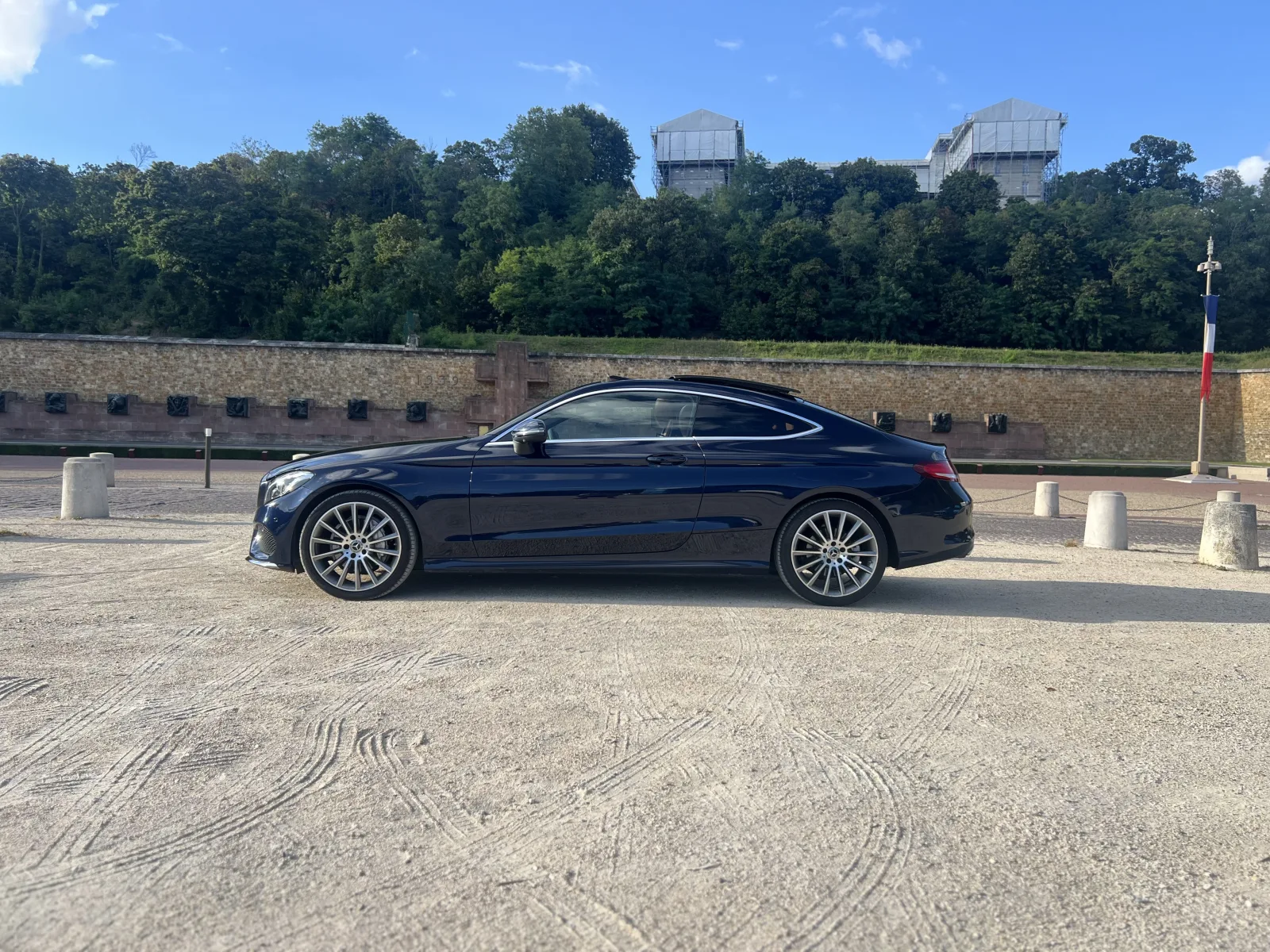 Mercedes Classe C Coupé, profil latéral bleu nuit, silhouette sportive et élégante