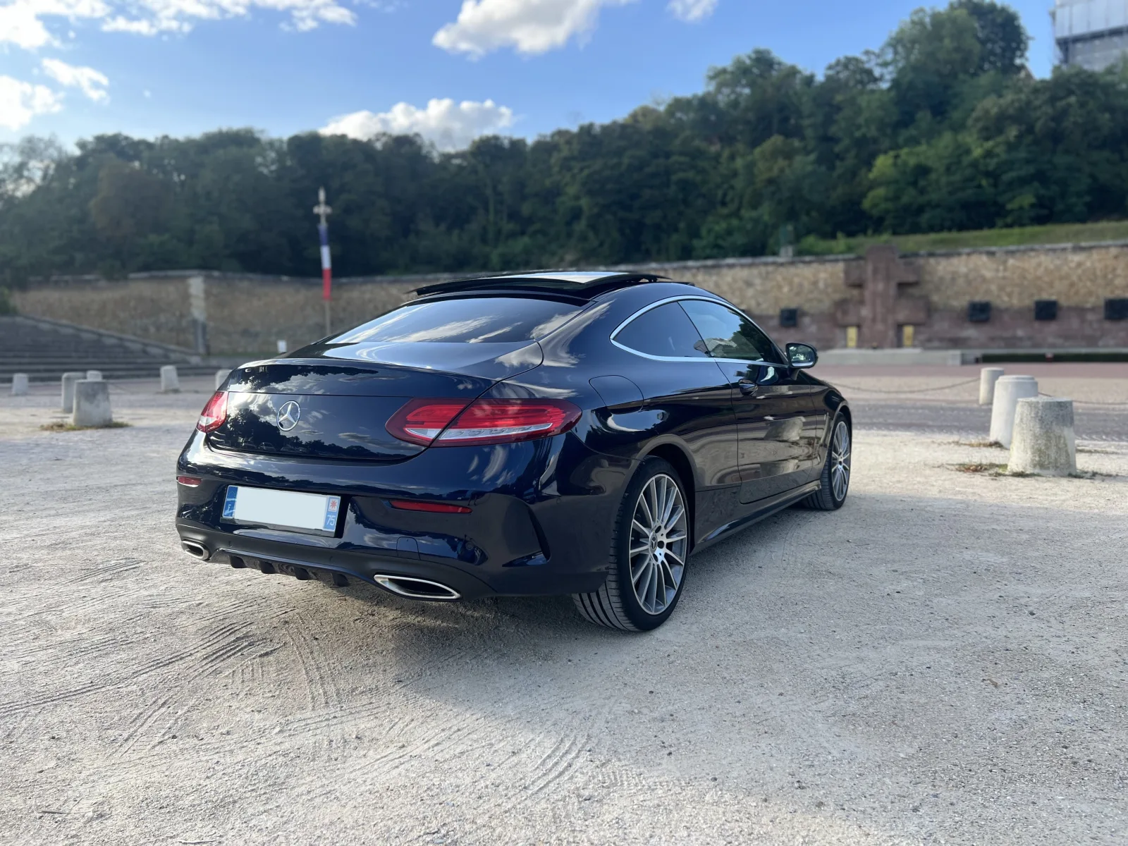 Mercedes Classe C Coupé bleu nuit, trois-quarts arrière, lignes sculptées